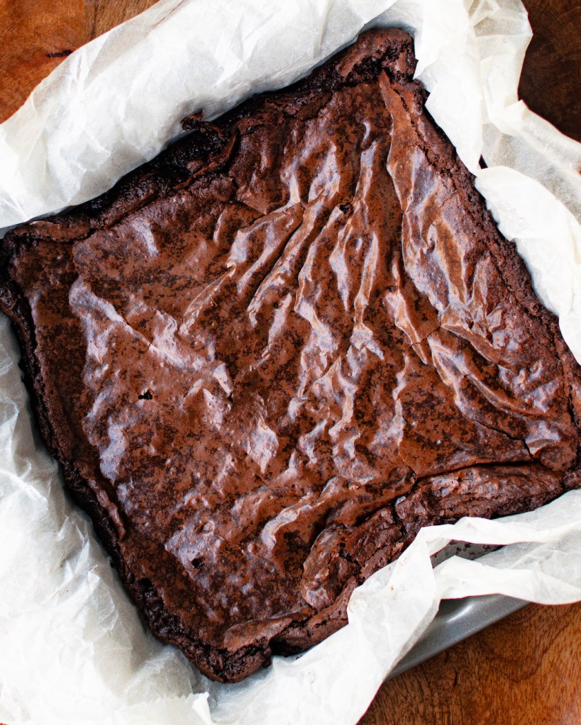 Vegán brownie tepsiben.