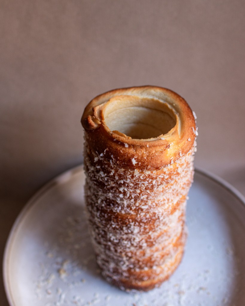 Vegán kürtőskalács kókuszos ízben.