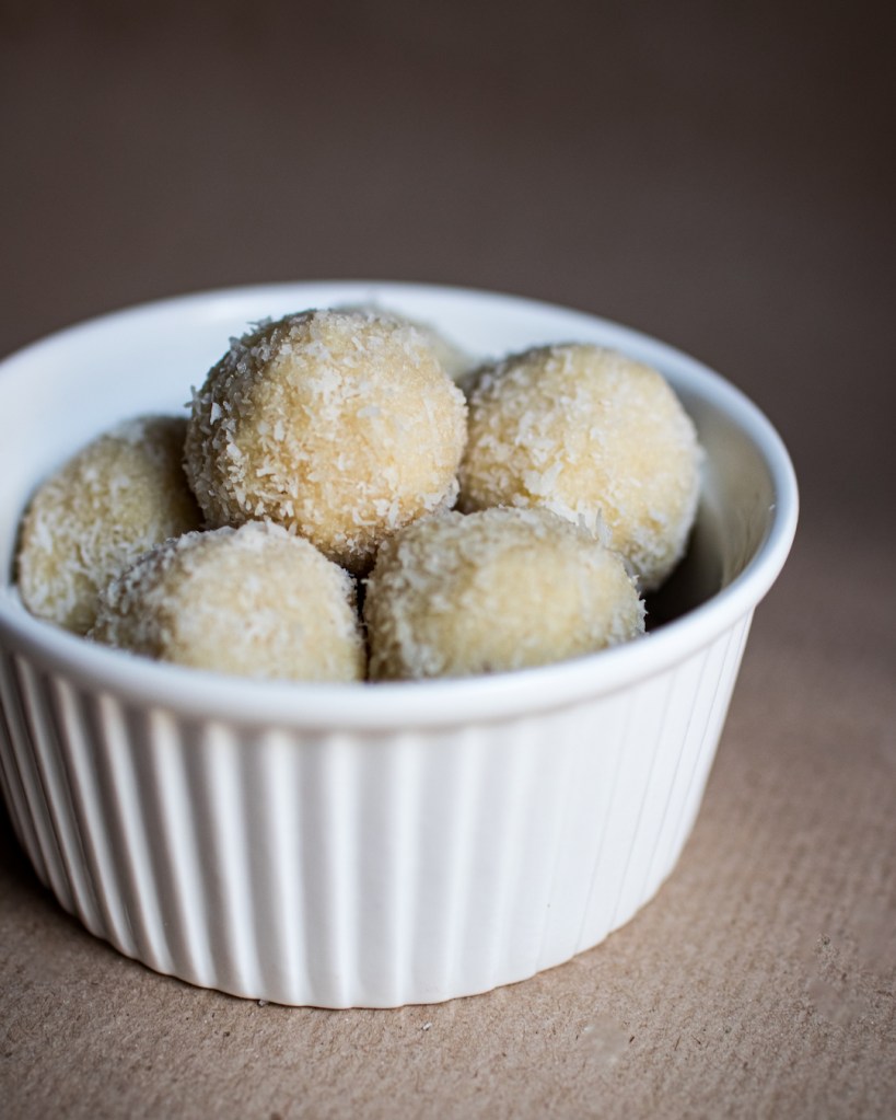 Vegán kókuszos Raffaello-golyó.