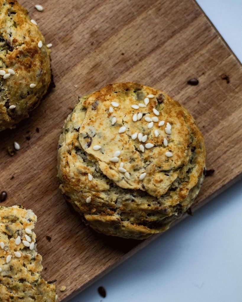 Vegán gluténmentes „sajtos” pogácsa