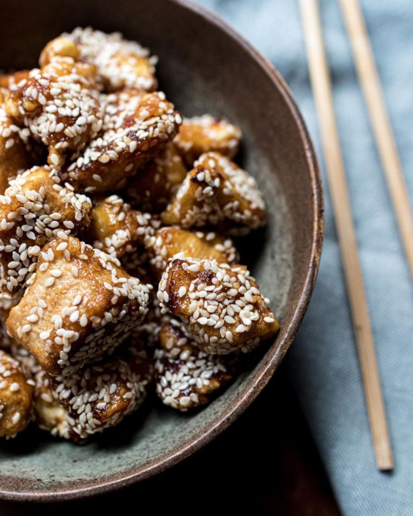 Vegán szezámos-juharszirupos tofu