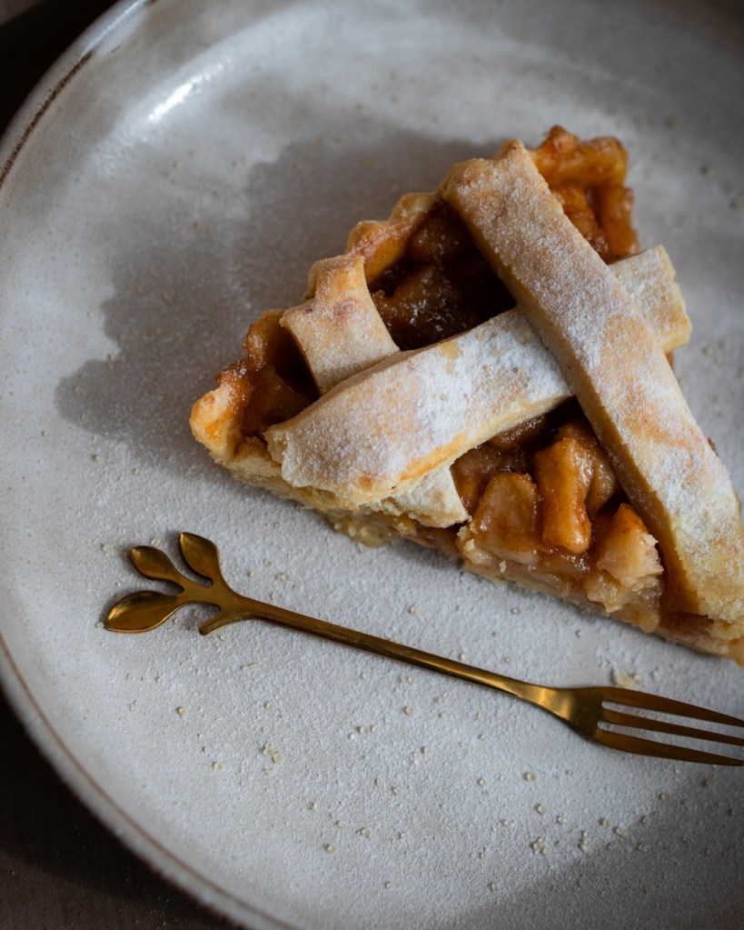 Vegán almás pite villával tányéron.