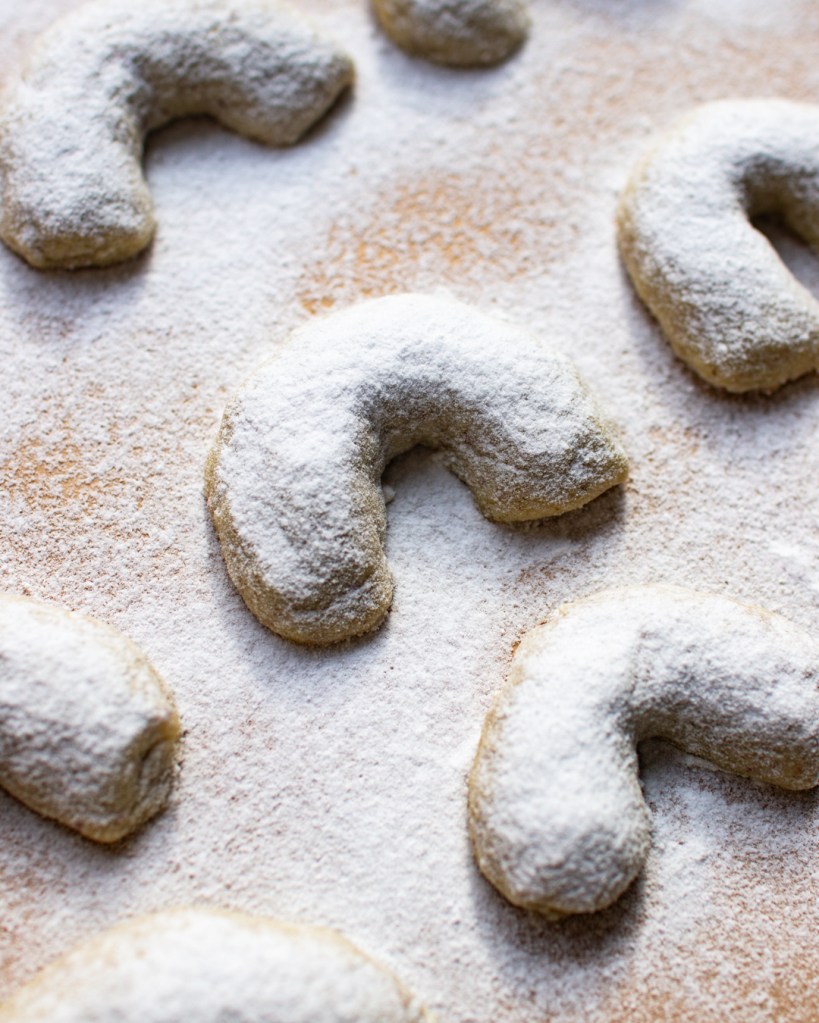 Vegán hókifli porcukorral megszórva.