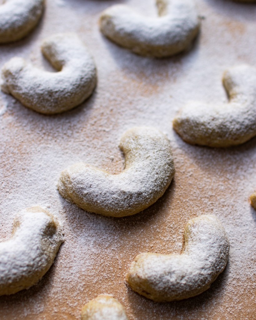 Vegán hókifli porcukorral megszórva.