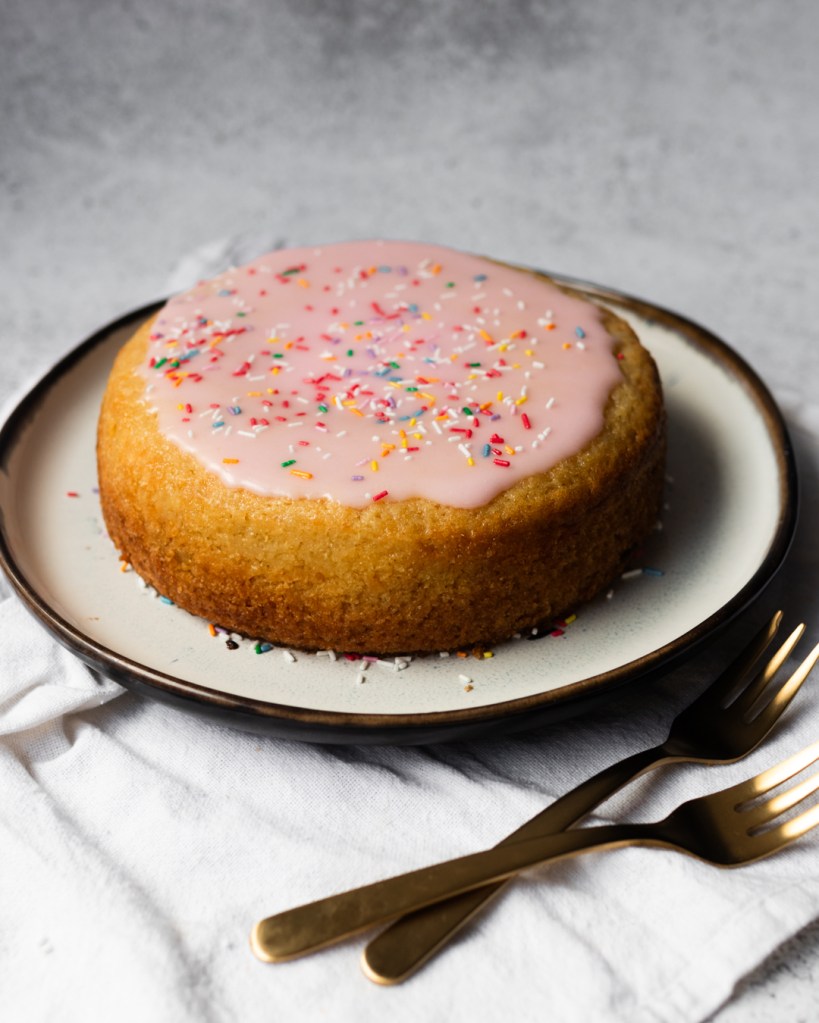 Vegán vaníliatorta tej és tojás nélkül.