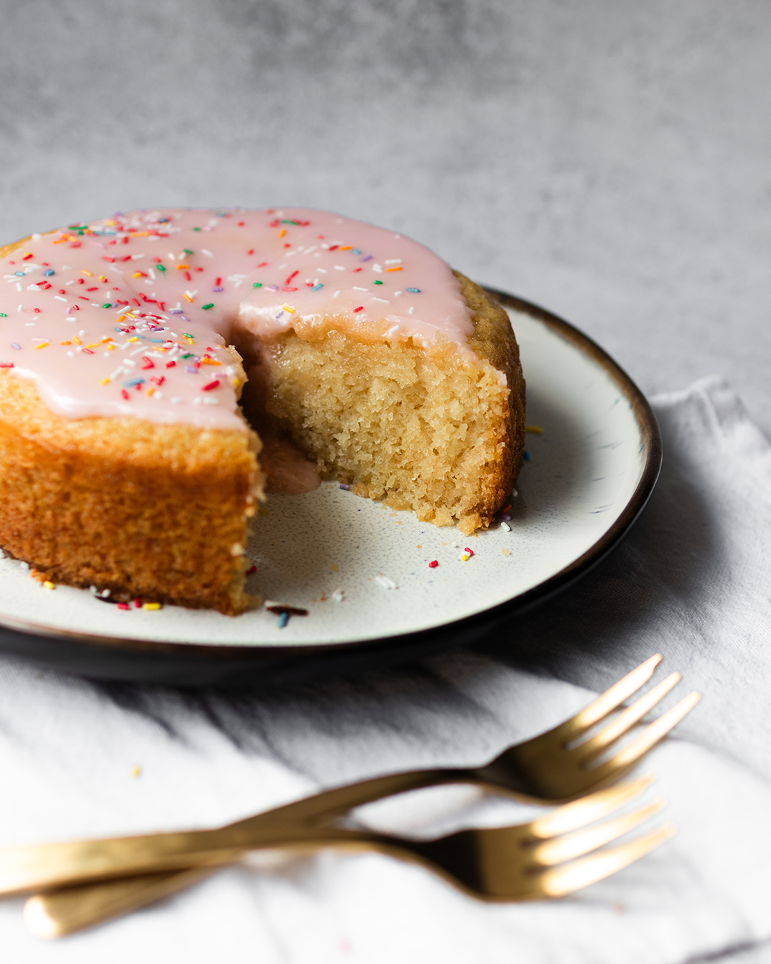 Vegán vaníliatorta tej és tojás nélkül.