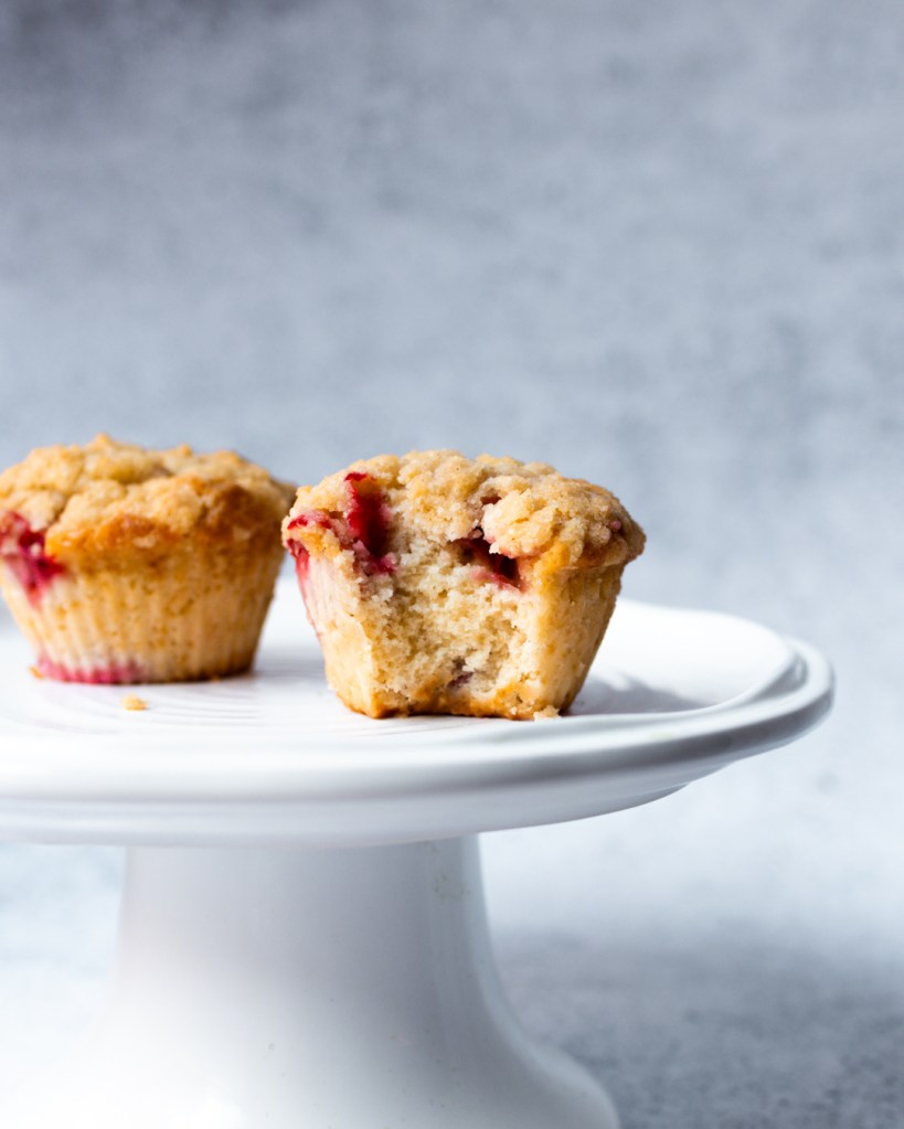 Vegán epres-kardamomos muffin.