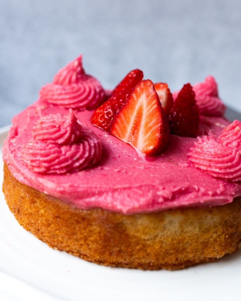 Vegán epres-kókuszos torta.