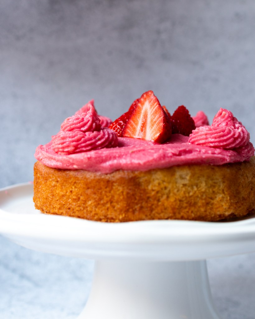 Vegán epres-kókuszos torta.