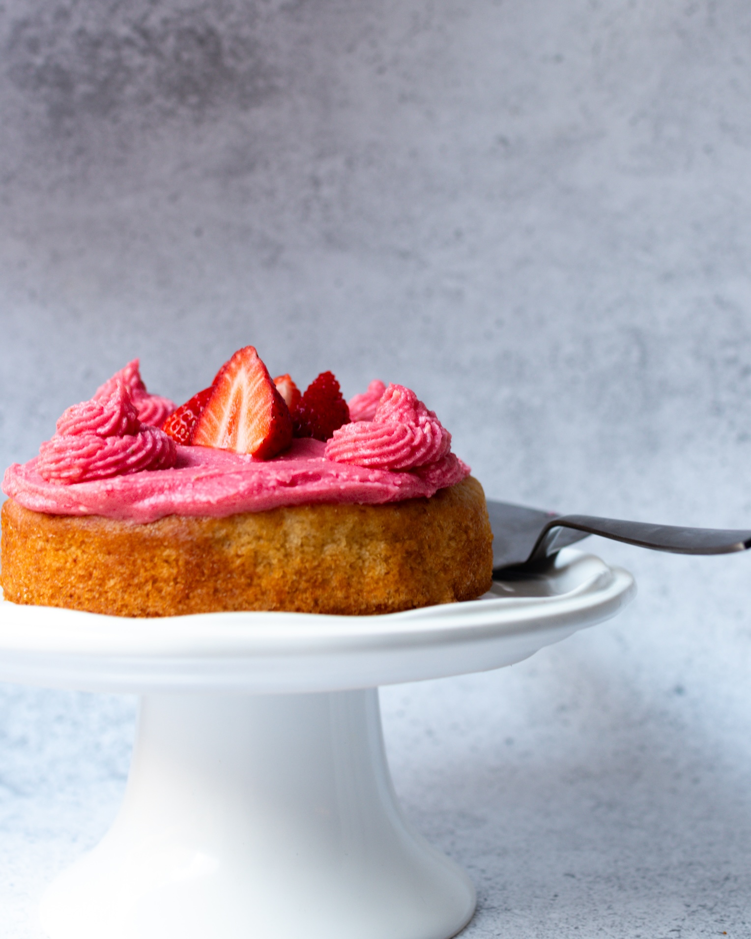 Vegán epres-kókuszos torta.