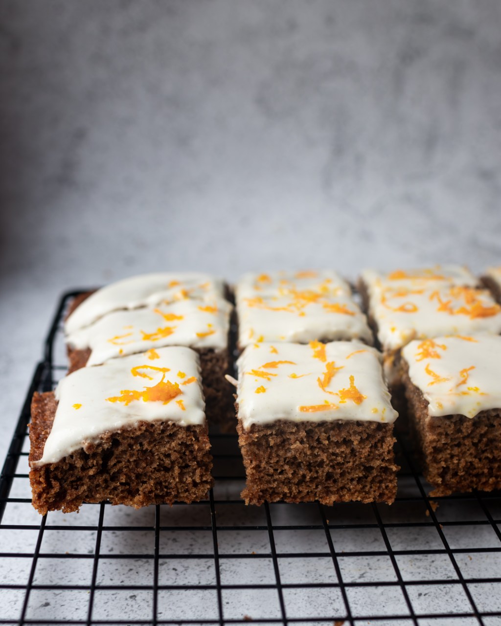 Vegán chai fűszerezésű sütemény narancsos-vaníliás kókuszhabbal