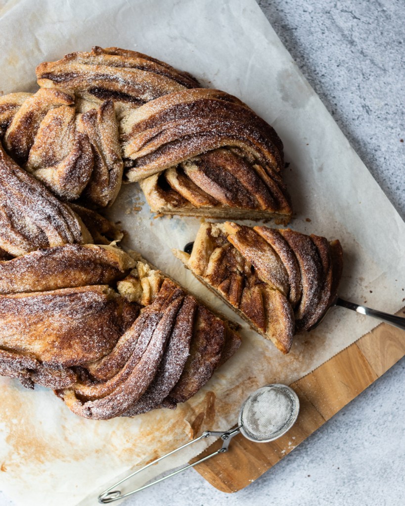 Vegán fahéjas-kardamomos süti.