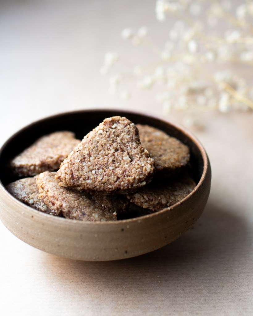 Vegán fahéjas mandulás-diós gluténmentes sütemény.