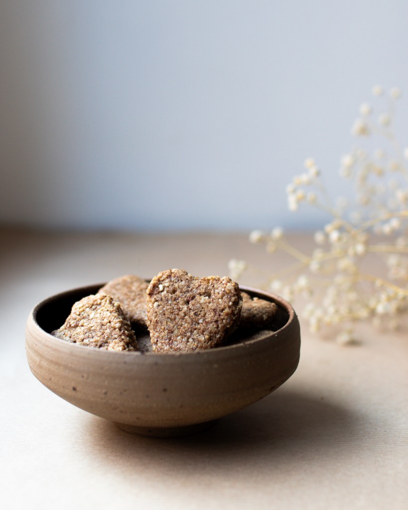 Vegán fahéjas mandulás-diós gluténmentes sütemény.