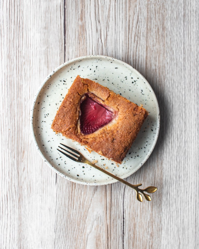 Vegán epres kevert sütemény.