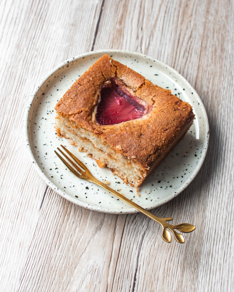 Vegán epres kevert sütemény.