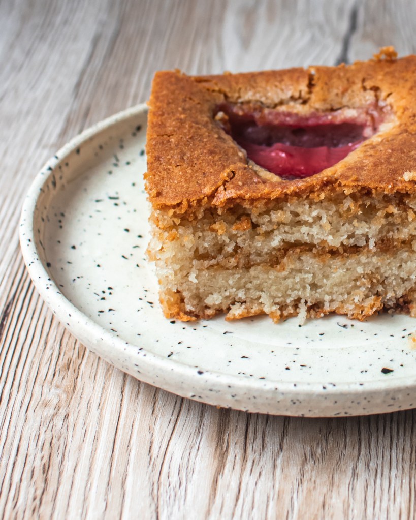 Vegán epres kevert sütemény.