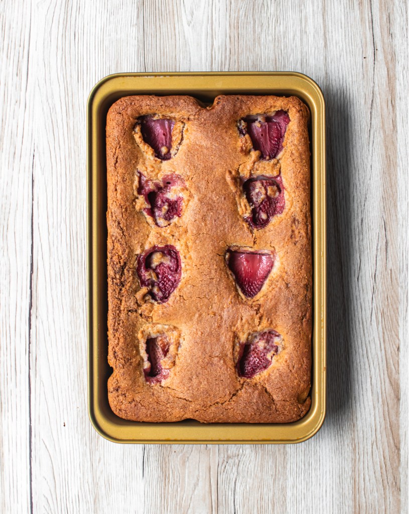 Vegán epres kevert sütemény.