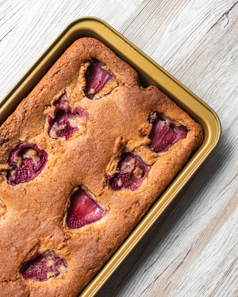 Vegán epres kevert sütemény.